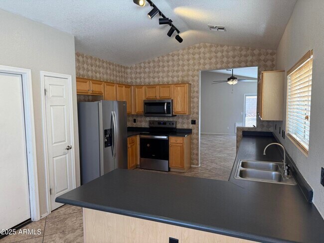Building Photo - 3518 W Charlotte Dr