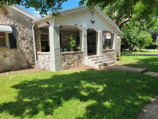 Primary Photo - 1 BEDROOM 1 BATHROOM DUPLEX FOR RENT