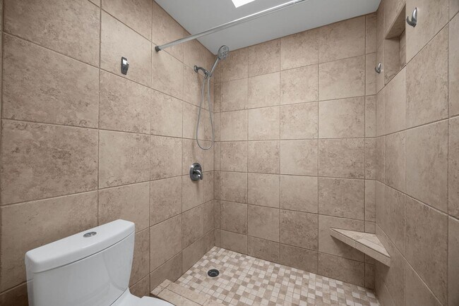 Building Photo - 3 Bed, 3 Bath townhome in Woodbridge Village