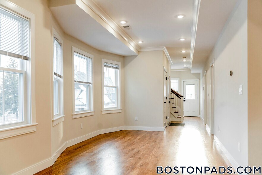 Building Photo - 11 Falkland St