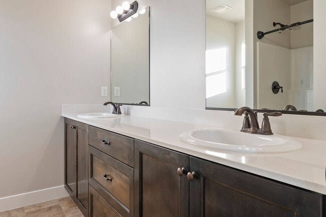 Building Photo - ** Move-In Bonus!** 3 Bed 2.5 Bath Townhome off Main Street