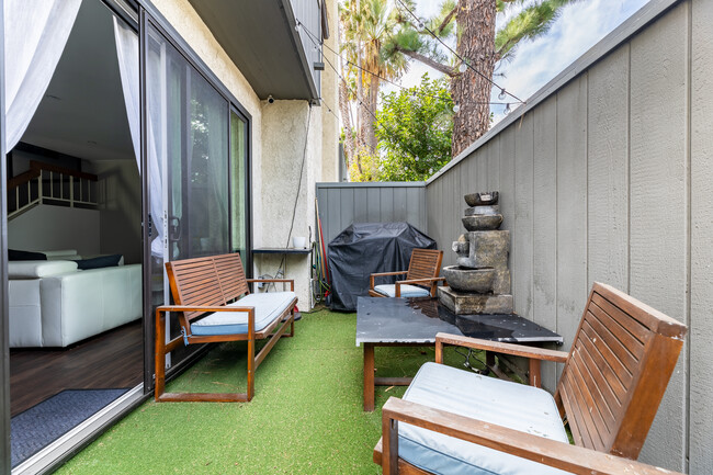 Patio with gas grill - 4958 Woodman Ave