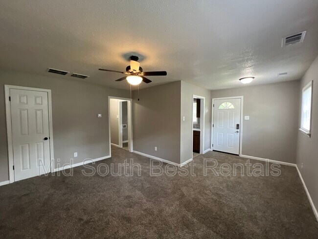Building Photo - 1460 Robin Hood Ln