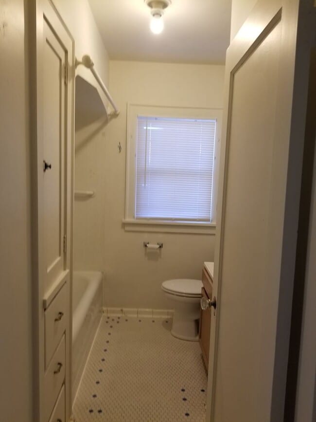 Building Photo - N. 25th Ave 2 bedroom Craftsman w/basement