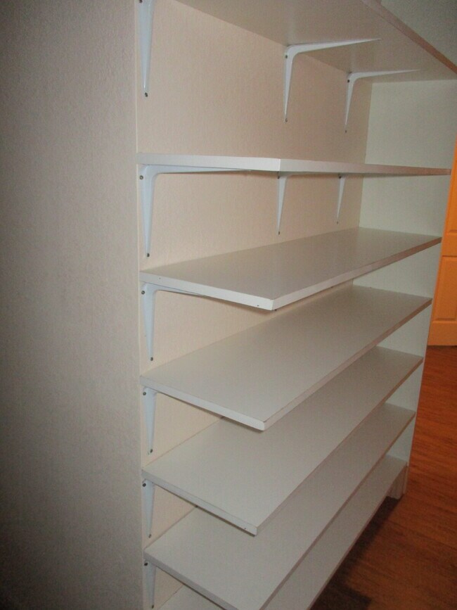 Building Photo - Walkout Basement Apartment - PRICED TO RENT - AVAIL 6/1/26