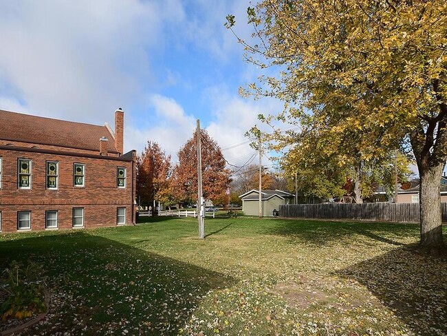 Building Photo - 405 E 5th St