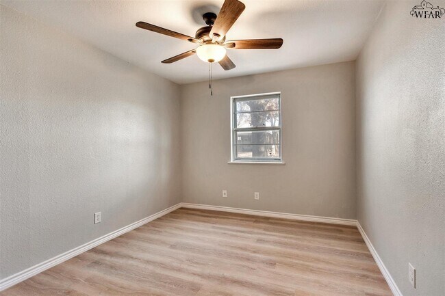 Building Photo - 1113 Lincoln Dr