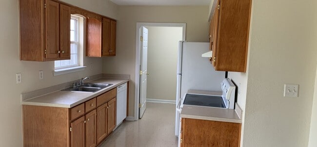 Building Photo - Quiet Living close to the City!