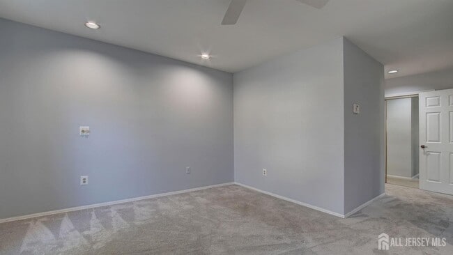Building Photo - 32 Canterbury Dr