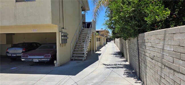Building Photo - 2301 N Mountain Dr
