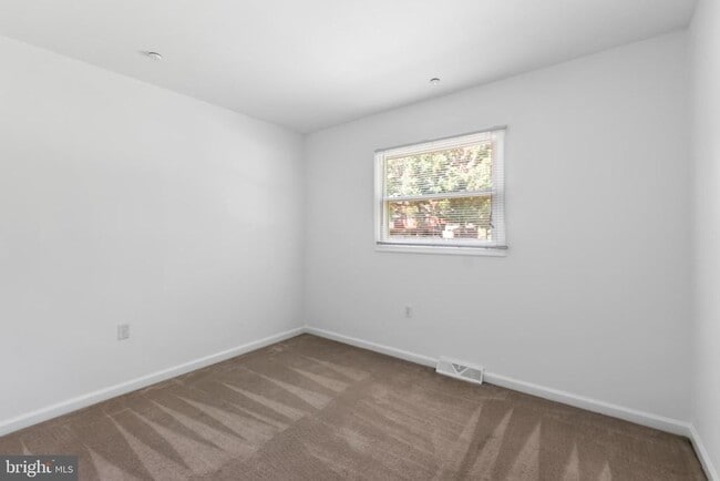 Building Photo - 10422 Floral Dr