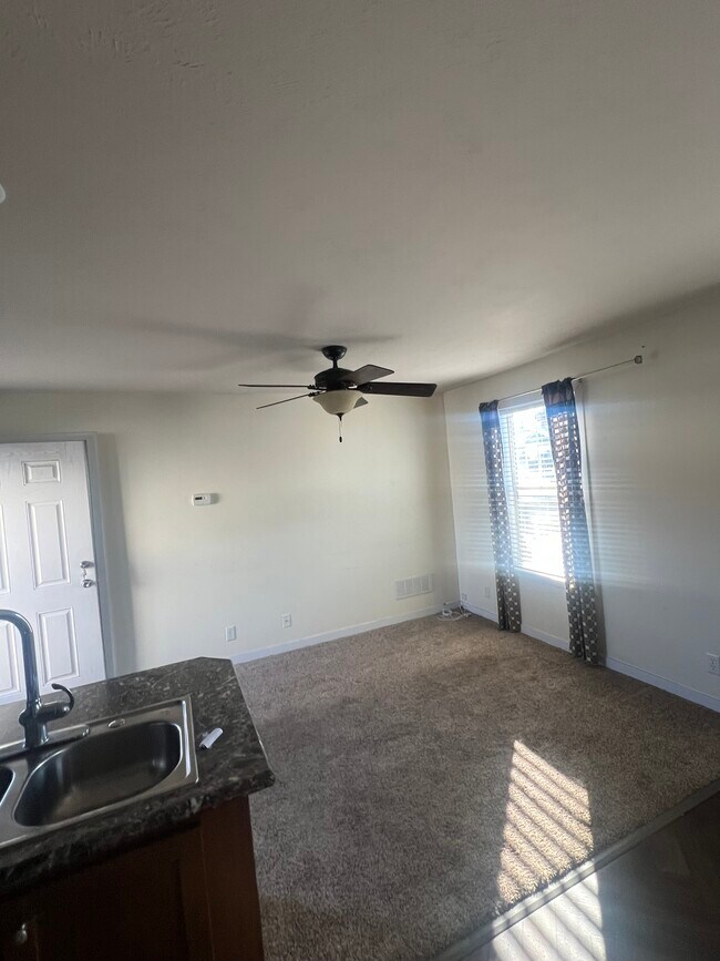 Building Photo - 934 9th St