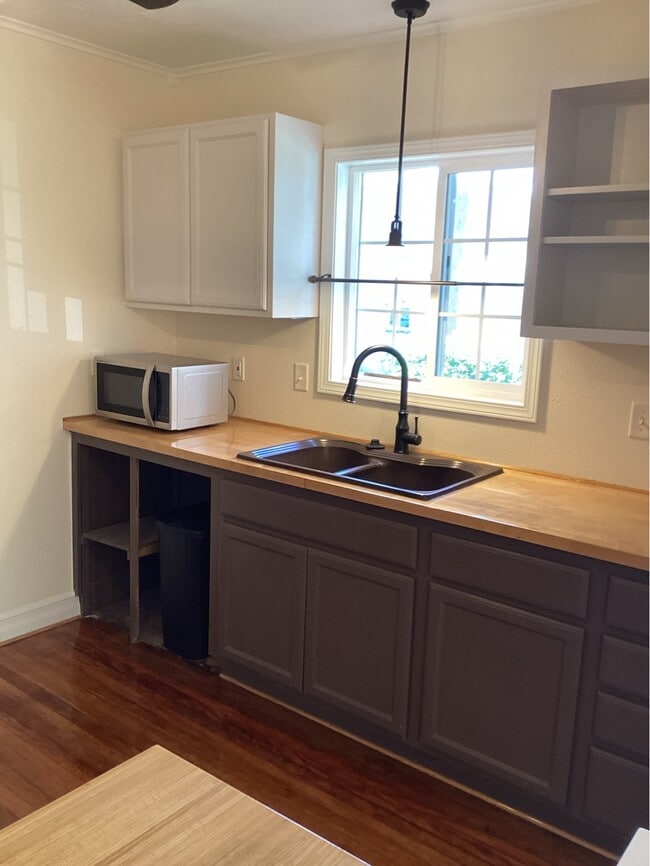 Building Photo - 868 NW 6th St