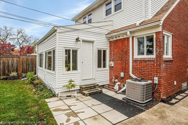 Building Photo - 469 Kerby Rd