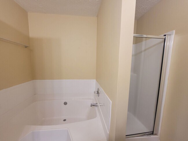 Building Photo - Save Time - Save Money - Beautiful Townhome - New Carpet