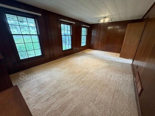 Building Photo - 200 Indian Creek Dr