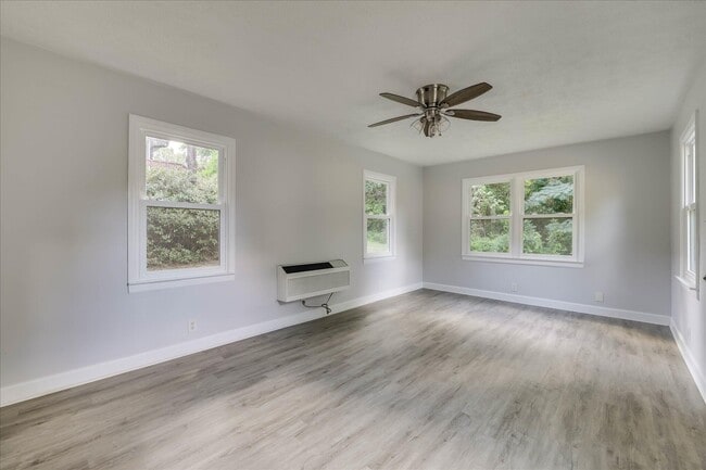 Building Photo - 2111 Huron Dr