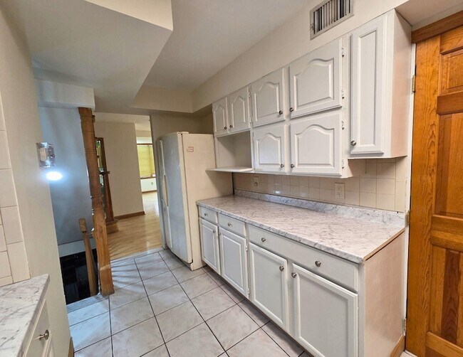 Building Photo - 911 80th St