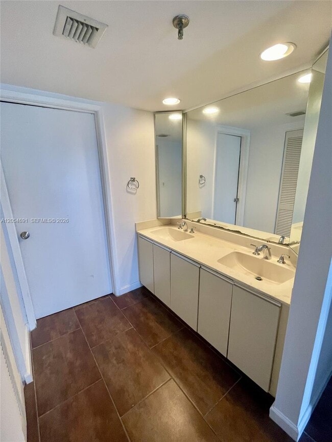 Building Photo - 520 Brickell Key Dr