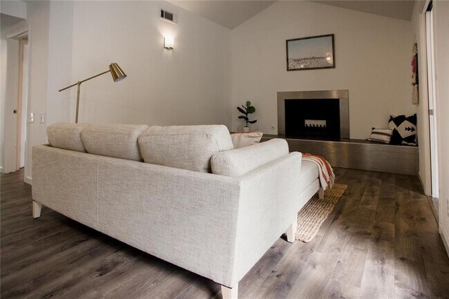 Building Photo - 5139 Meadow Creek Dr