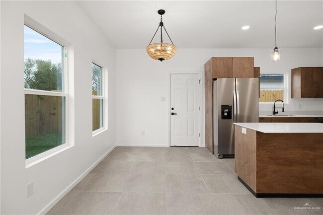 Building Photo - 16 S Links Dr