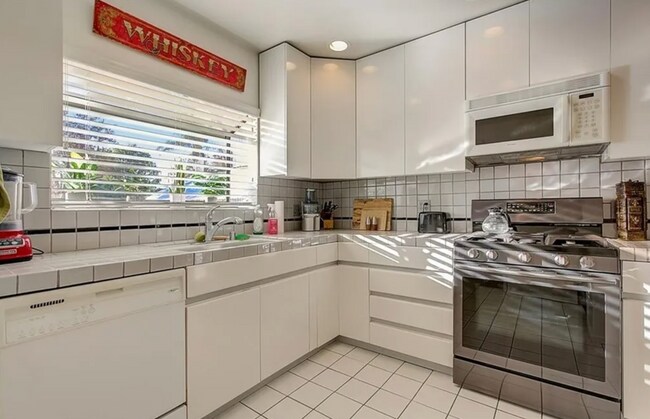 Building Photo - 20426 Lorne St