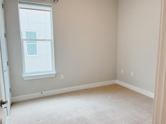 Building Photo - 1411 Town Creek Dr