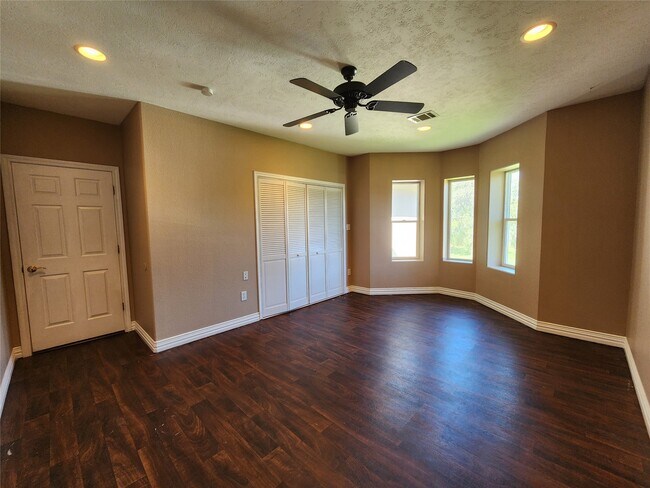 Building Photo - 115 Oak Colony Dr