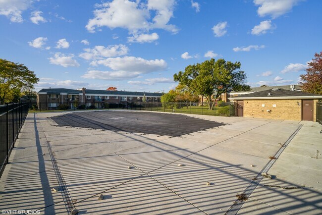 Building Photo - 10353 Dearlove Rd