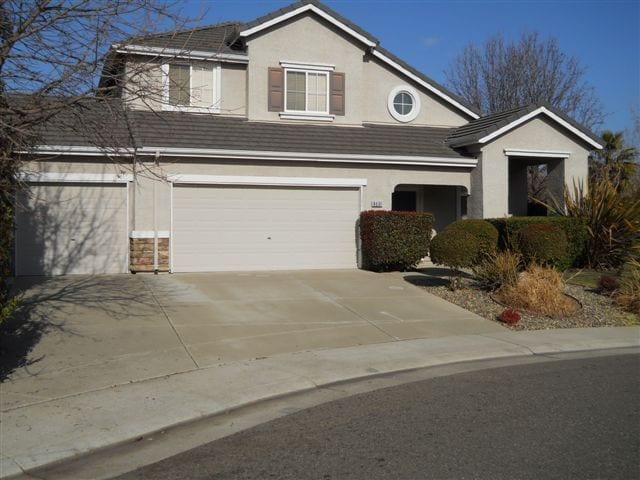 Building Photo - Beautiful and spacious 3-bedroom, 2.5-bath...