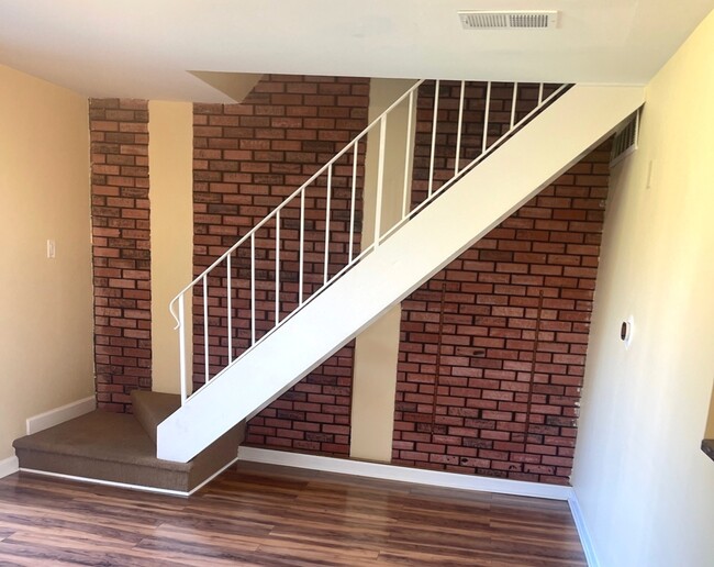 Building Photo - 683 Cleo Ct