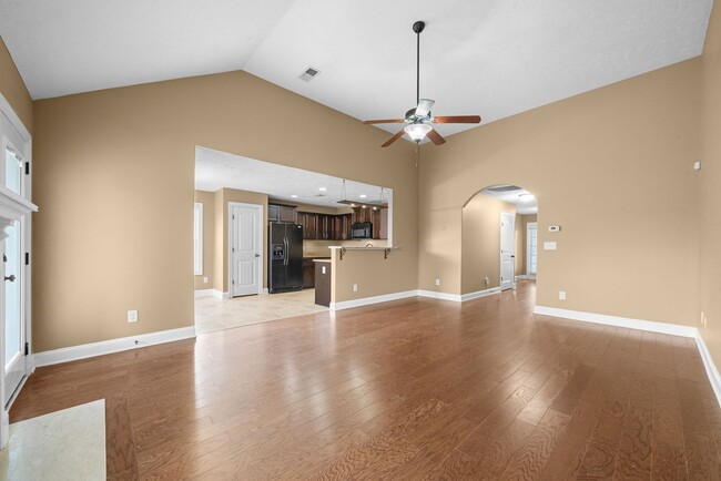 Building Photo - Three Bedroom with Bonus!