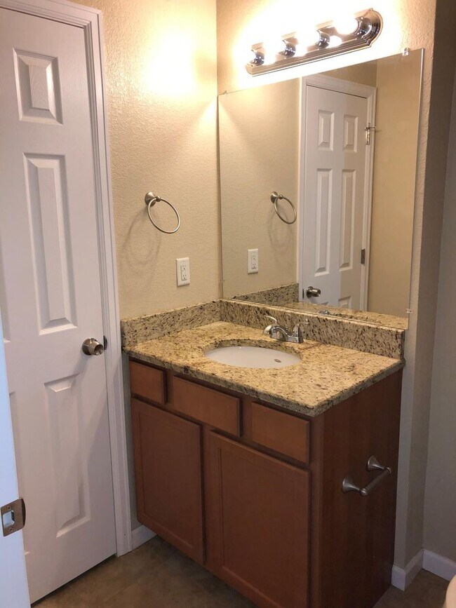 Building Photo - 2 bed 2 bath condo in a Central East Boulder location. Perfecting for Commuting!