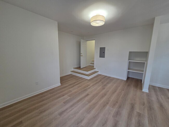 Building Photo - 207 Cohannet St