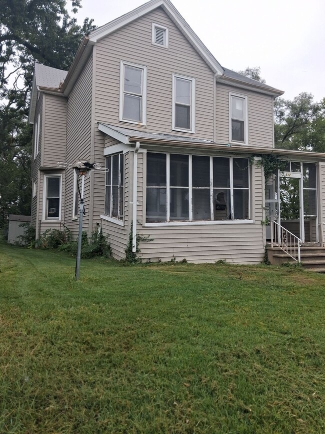 Building Photo - 512 Fairholm Ave