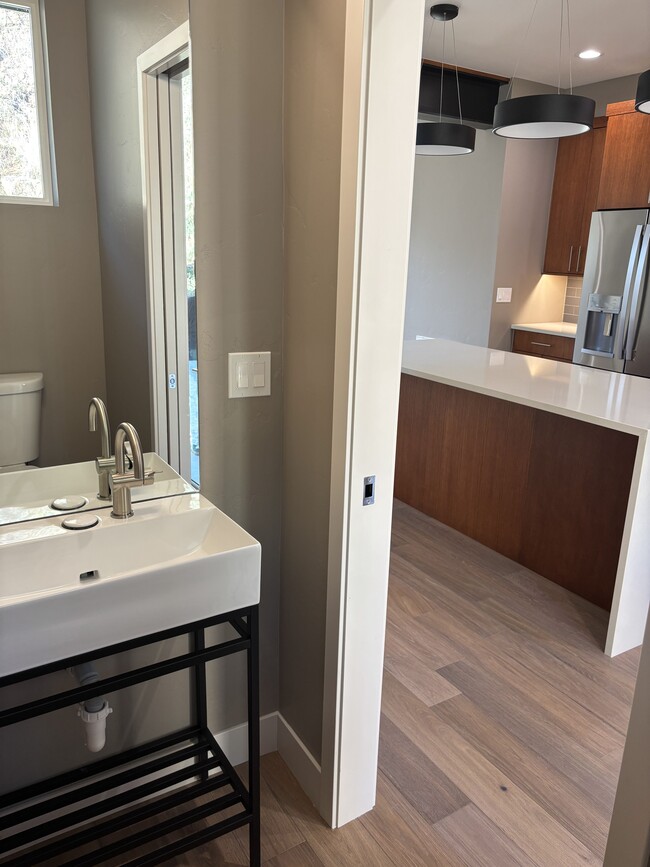 Building Photo - 003