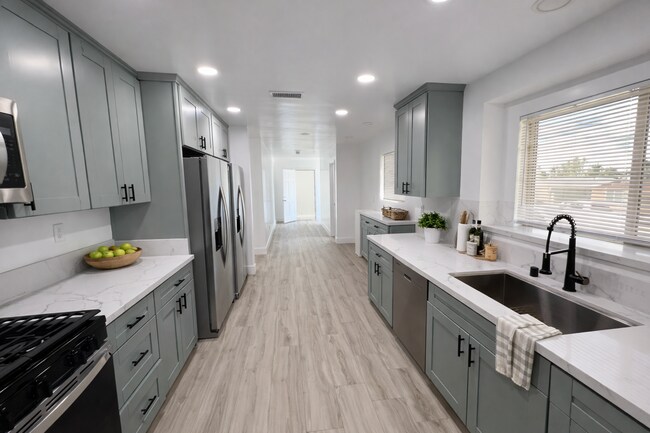 Building Photo - Large 7 RM POOL House on East Falls View! Prime Location! Easily Fits 6-10 People