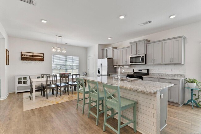 Building Photo - 6321 Town Ln