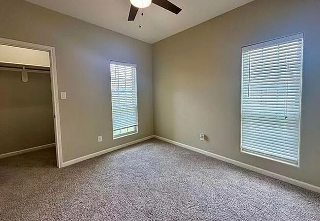 Building Photo - 305 Tyler Dr