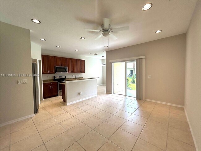 Building Photo - 1560 SE Wilshire Pl