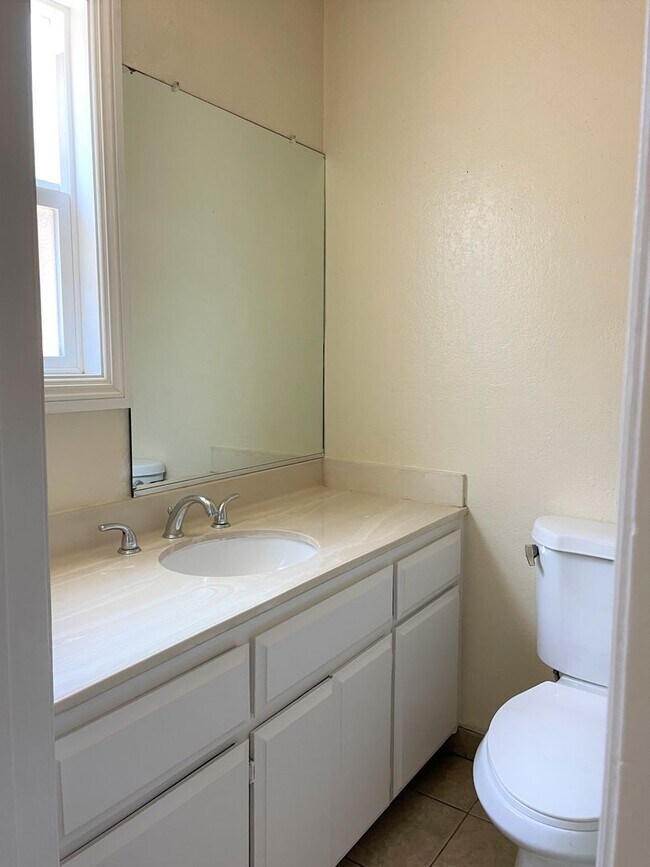 Building Photo - Open and Spacious 2 Bedroom, 1 Bathroom Apartment in San Pedro