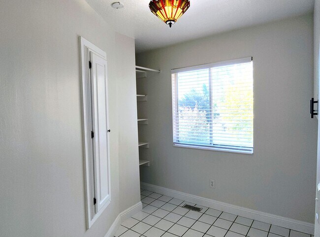 Building Photo - Beautiful 5 Bd 3.5 Ba Home w/Mother-In-Law...