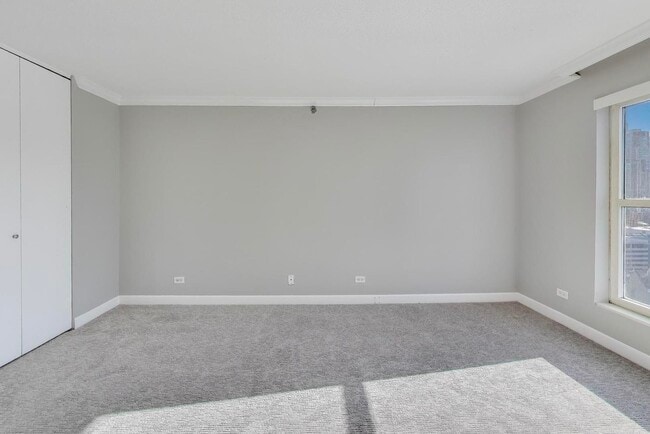 Building Photo - 1212 N La Salle Dr