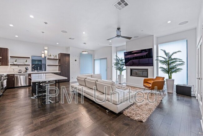 Building Photo - 425 W 9th St