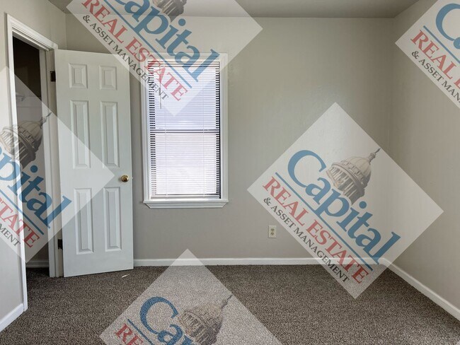 Building Photo - Charming 2 Bedroom