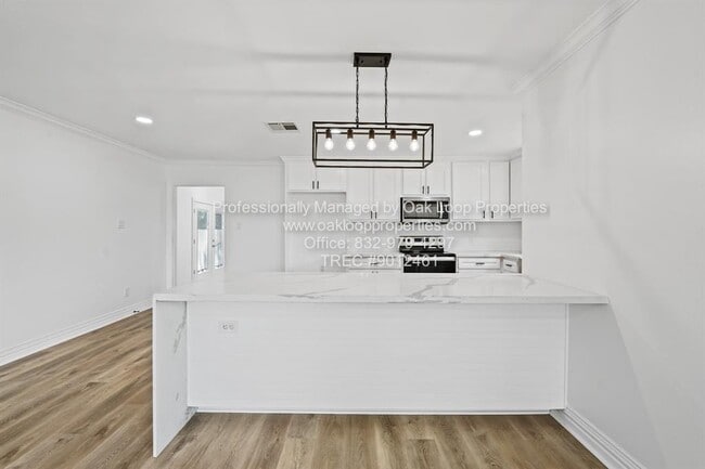 Building Photo - 1404 Des Jardines St