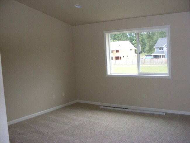 Building Photo - 4 bedroom plus a den in Puyallup