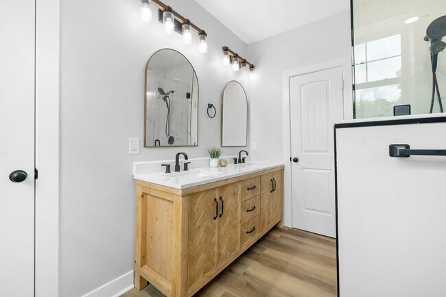 Building Photo - Newly renovated 4 bed 2.5 bath, located in heart of downtown Wilmington