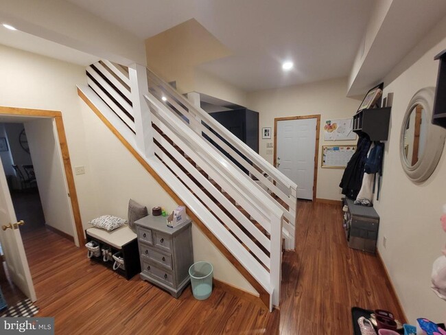 Building Photo - 14 Barberry Ln