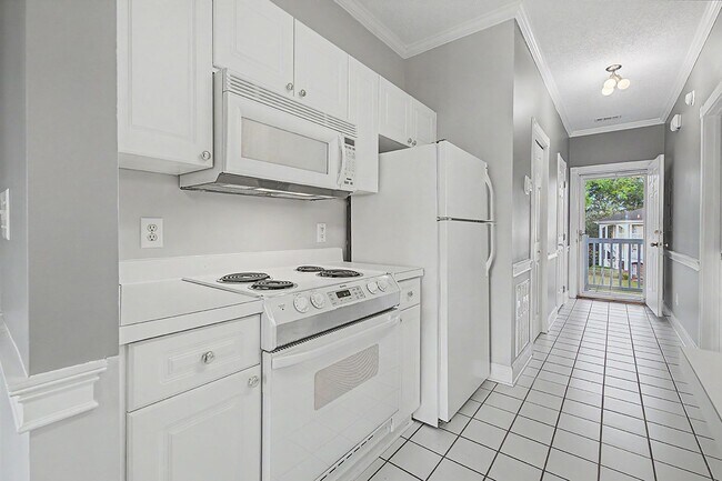Building Photo - Condo in Arrowhead with brand new paint and carpet!